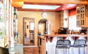 Historic in-town Hideaway Home w private hot tub Sleeps 8